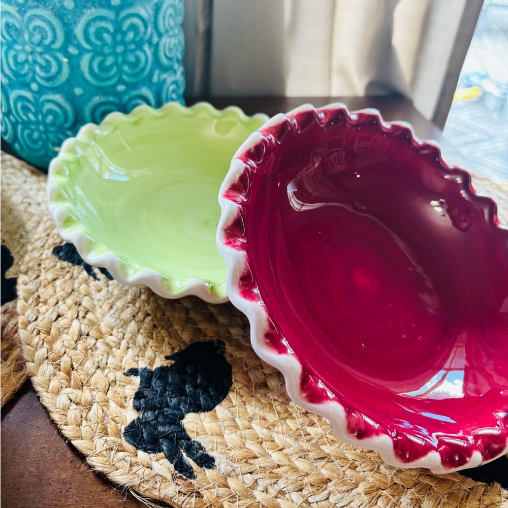 Set of Two Scalloped Edge Bowls in Red and Green